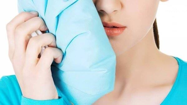 Cách trị sưng nướu răng tại nhà bằng chườm đá lạnh Cách trị sưng nướu răng tại nhà bằng chườm đá lạnh