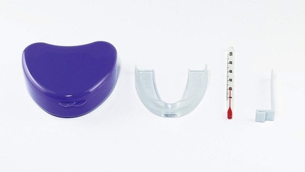 Sau khi dùng máng chống nghiến răng cần vệ sinh và cất giữ trong hộp đựng kín Sau khi dùng máng chống nghiến răng cần vệ sinh và cất giữ trong hộp đựng kín