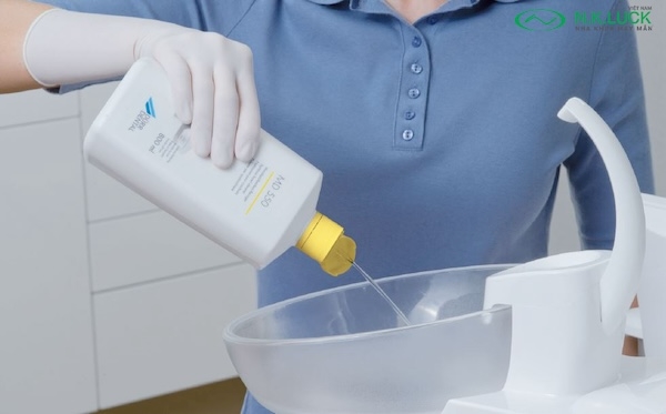 Sử dụng dung dịch vệ sinh tẩy rửa bồn nhổ Sử dụng dung dịch vệ sinh tẩy rửa bồn nhổ
