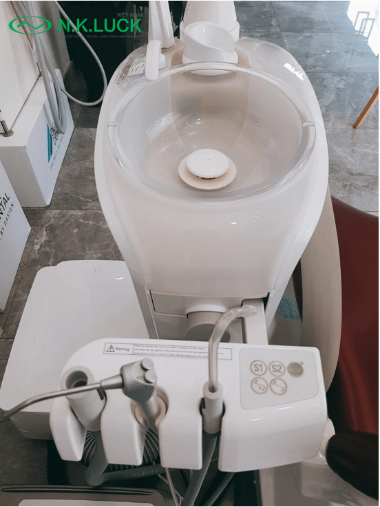 Bồn nhổ được làm bằng thủy tinh cao cấp.