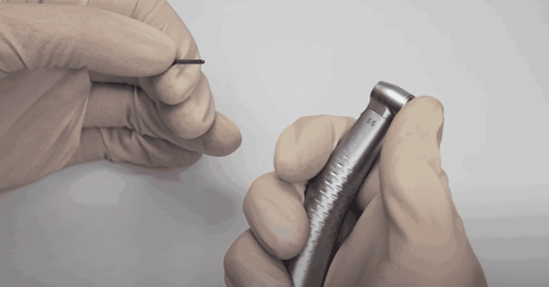 Nhấn vào nút phía sau đầu khoan để tháo rời mũi khoan trước đó sau đó nhẹ nhàng rút mũi khoan từ từ ra khỏi tay khoan