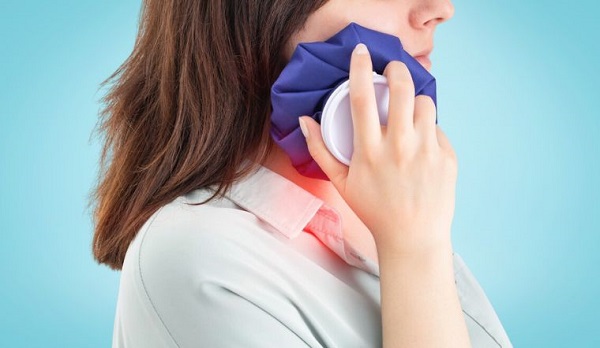 Chườm lạnh để trị sưng nướu răng trong cùng ở cả hai hàm Chườm lạnh để trị sưng nướu răng trong cùng ở cả hai hàm