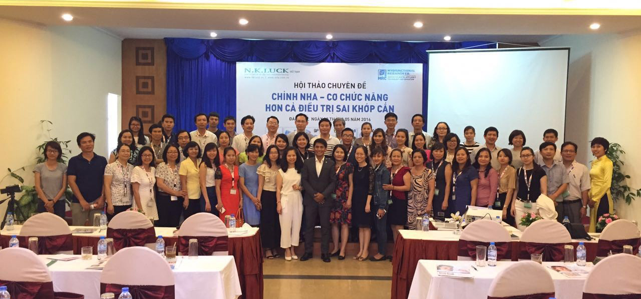 Bác sĩ, nha sĩ khu vực miền Trung chụp ảnh lưu niệm cùng bác sĩ Gamaliel Urbi Bác sĩ, nha sĩ khu vực miền Trung chụp ảnh lưu niệm cùng bác sĩ Gamaliel Urbi