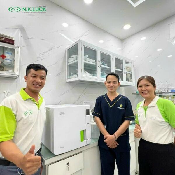 Nồi hấp tiệt trùng nha khoa là một thiết bị cần thiết được các nha sĩ, nhân viên vệ sinh răng miệng hay các nhân viên hỗ trợ tại phòng khám nha khoa