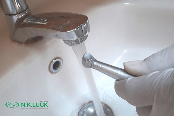 Phương pháp làm sạch thủ công cho dụng cụ