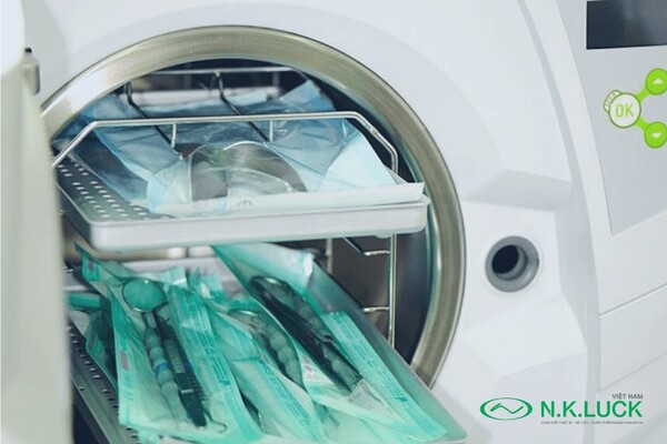 Đóng gói dụng cụ trước khi hấp