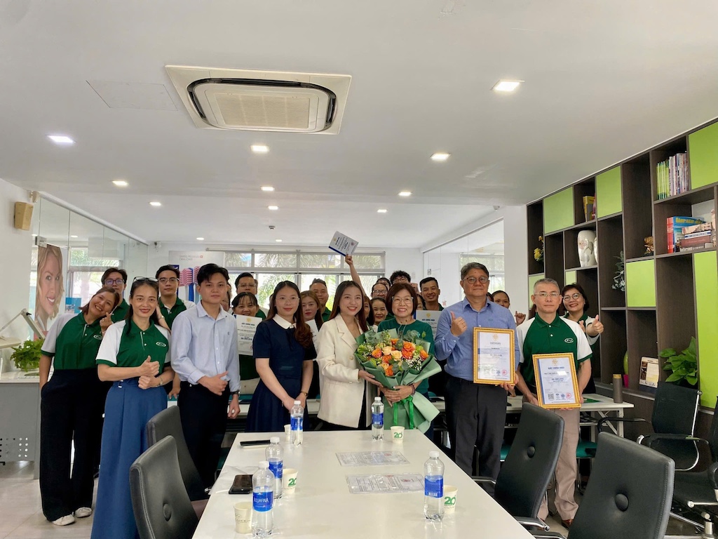 Buổi lễ trao nhận chứng nhận ISO 9001:2015 cho NK Luck Việt Nam Buổi lễ trao nhận chứng nhận ISO 9001:2015 cho NK Luck Việt Nam