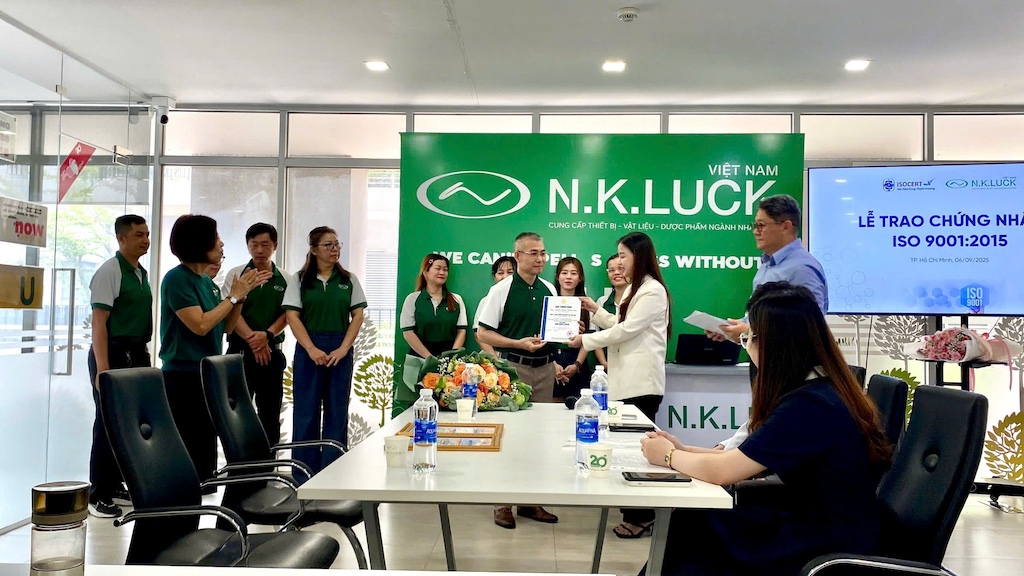 Buổi lễ trao nhận chứng nhận ISO 9001:2015 cho NK Luck Việt Nam Buổi lễ trao nhận chứng nhận ISO 9001:2015 cho NK Luck Việt Nam