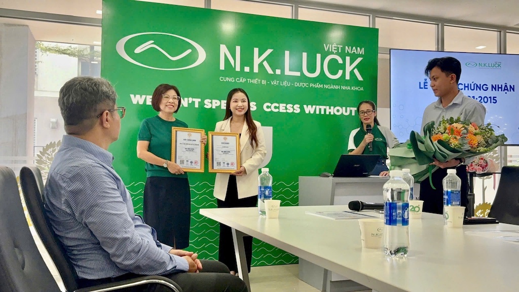 Buổi lễ trao nhận chứng nhận ISO 9001:2015 cho NK Luck Việt Nam Buổi lễ trao nhận chứng nhận ISO 9001:2015 cho NK Luck Việt Nam