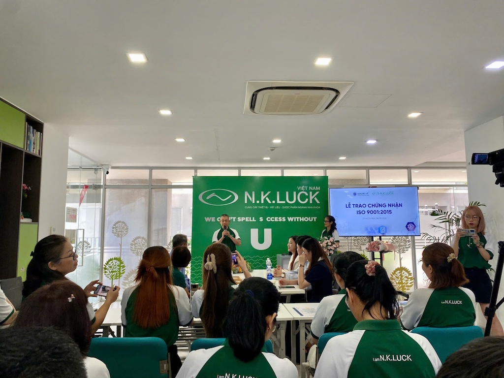 Buổi lễ trao nhận chứng nhận ISO 9001:2015 cho NK Luck Việt Nam Buổi lễ trao nhận chứng nhận ISO 9001:2015 cho NK Luck Việt Nam